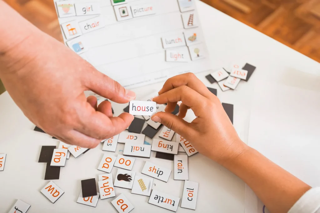 Metodologías innovadoras para la enseñanza del inglés en zonas de escasos recursos