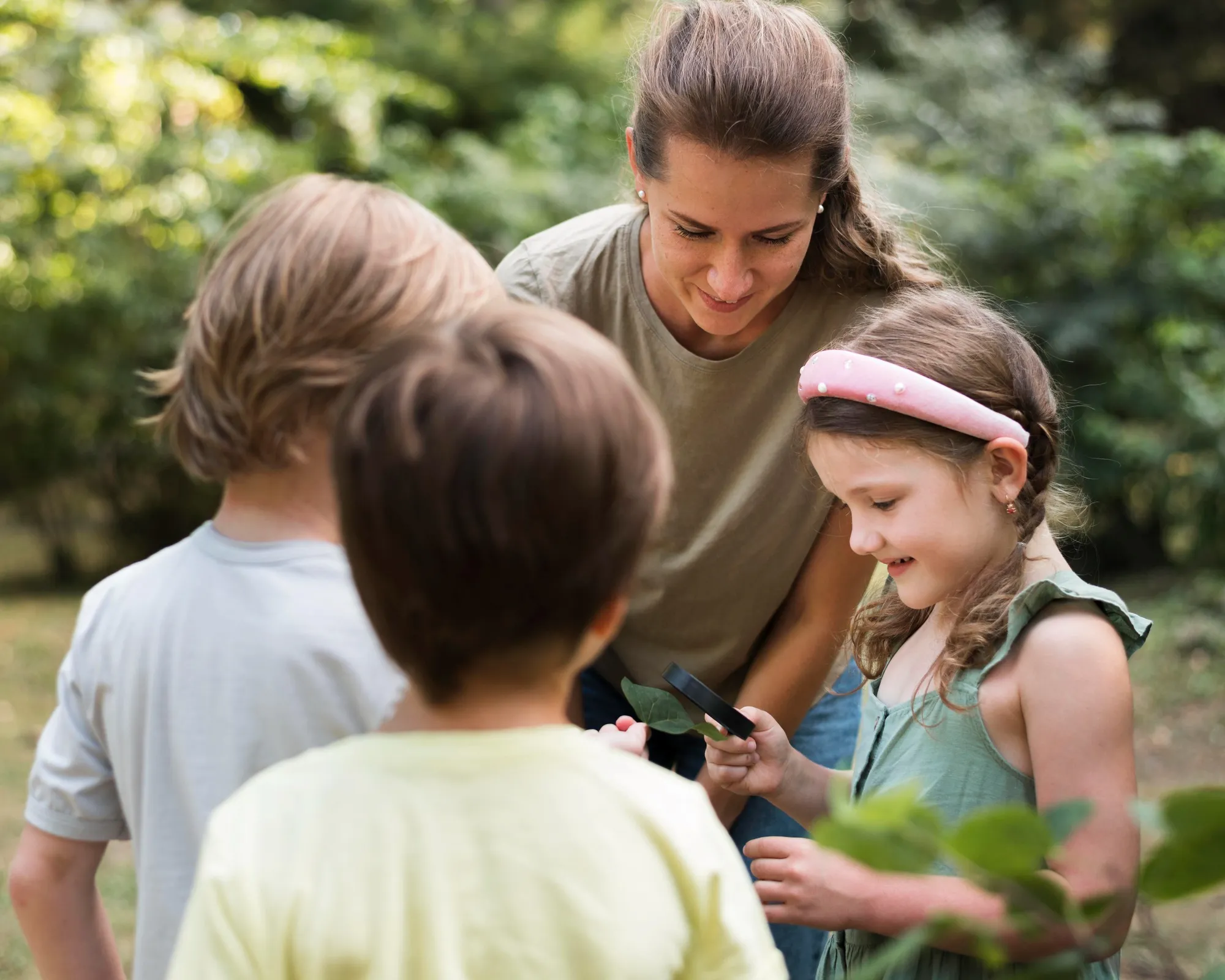 Cómo ser voluntario en programas educativos para niños y jóvenes de escasos recursos