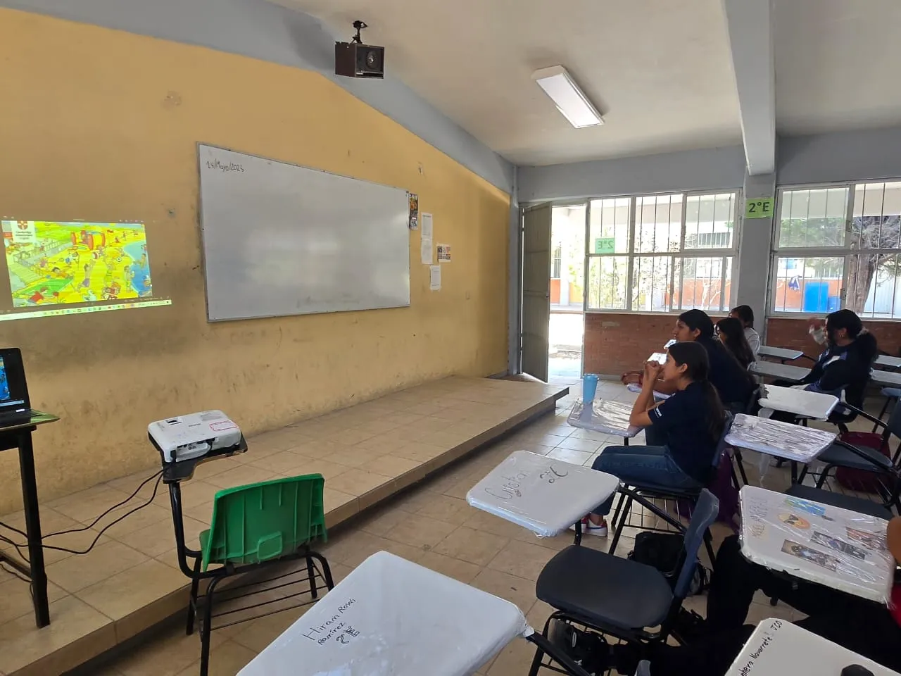 Implementación de programas de mentoría para estudiantes de secundaria rural